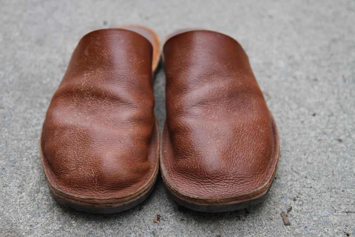 Photo by foot.siebitch on December 5, 2023 of the Self-Made Unknown Model in Tanneries Haas “Foulonne” Novonappa - Gold.