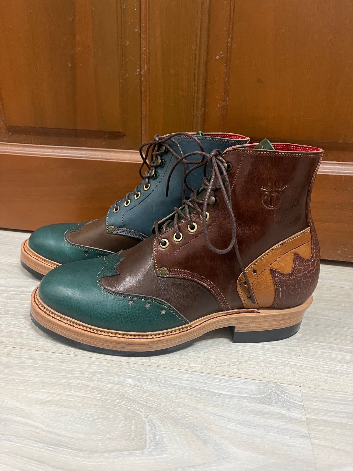 Photo by AcapRoseknight on October 1, 2023 of the Mora Son Shoes Viper King in Unknown Leather.