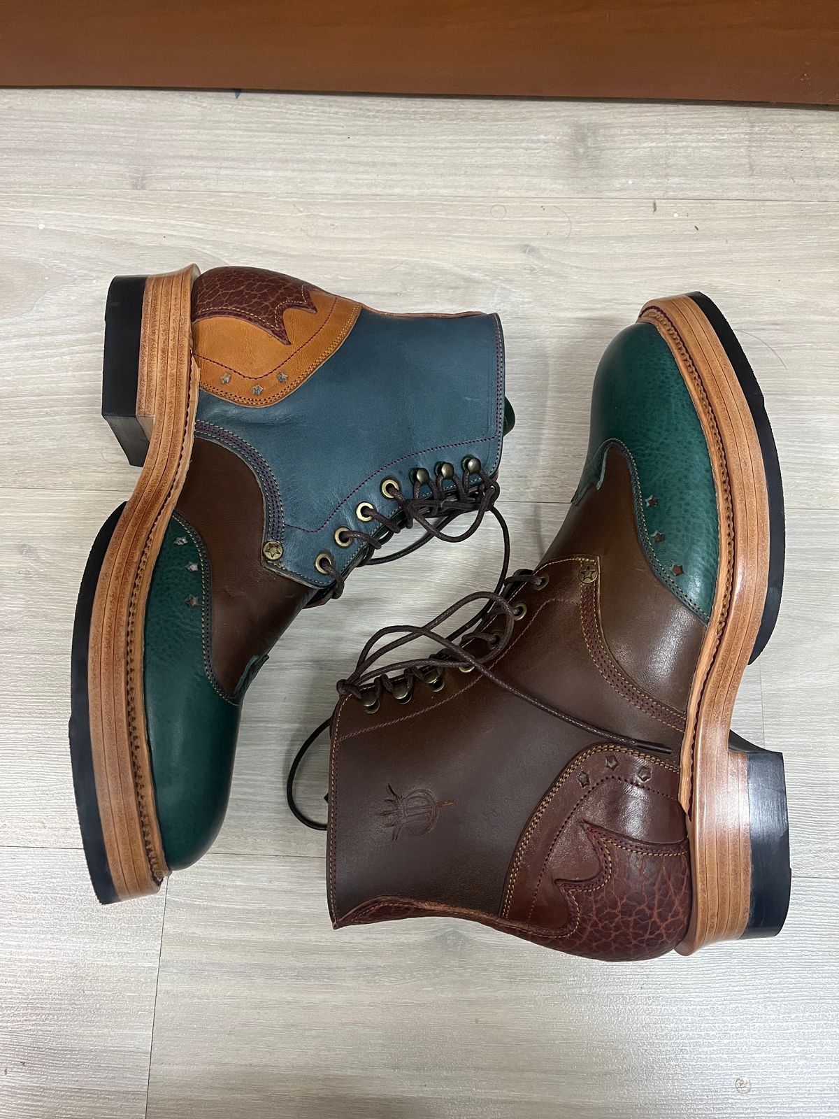 Photo by AcapRoseknight on October 1, 2023 of the Mora Son Shoes Viper King in Unknown Leather.