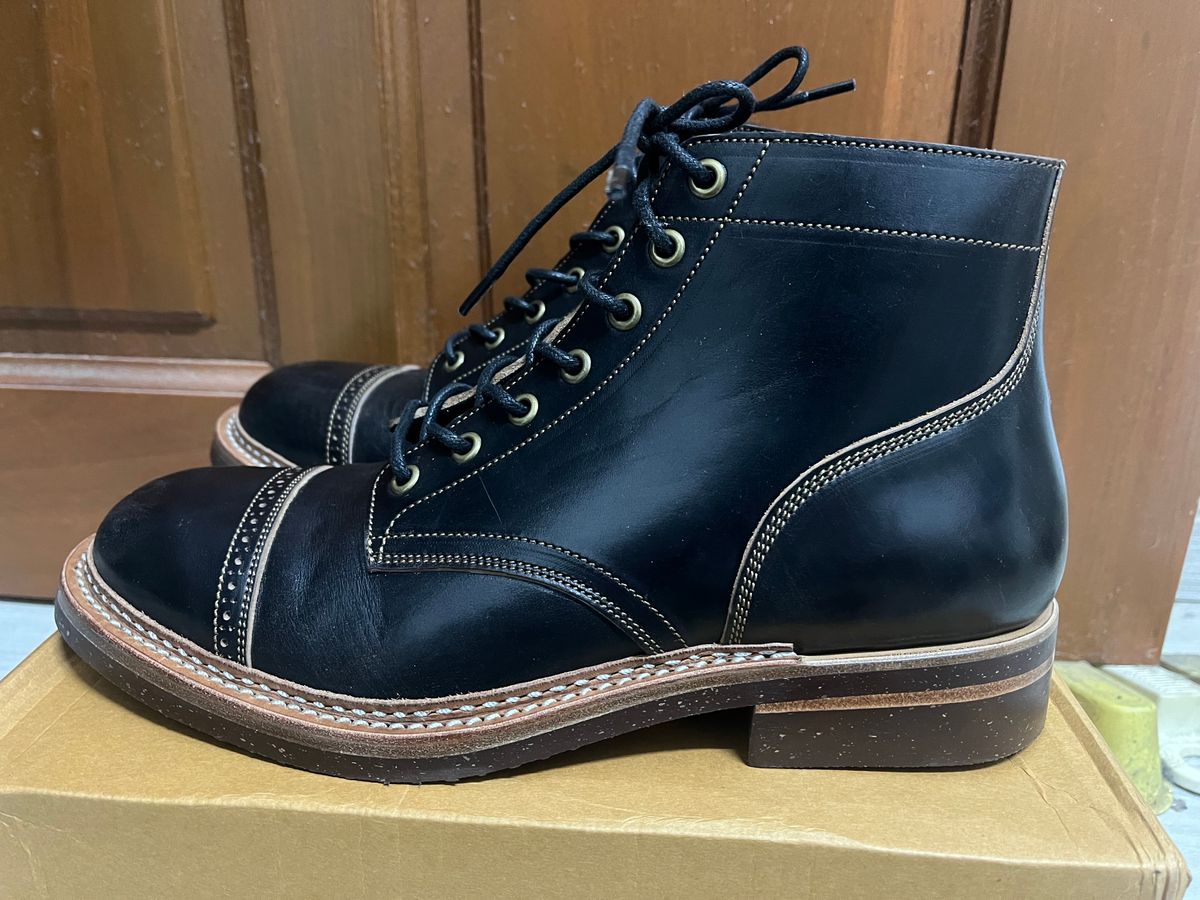 Photo by AcapRoseknight on October 1, 2022 of the Onderhoud SVC03 Service Boot in Maryam Toscanello Horsebutt Overdyed Black.