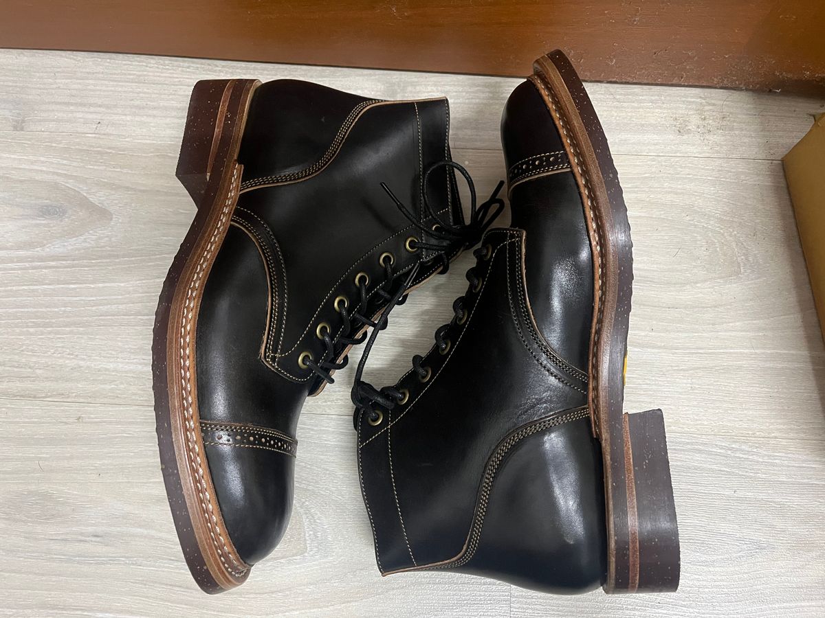 Photo by AcapRoseknight on October 1, 2022 of the Onderhoud SVC03 Service Boot in Maryam Toscanello Horsebutt Overdyed Black.