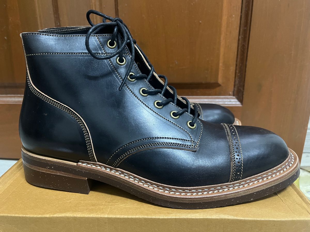 Photo by AcapRoseknight on October 1, 2022 of the Onderhoud SVC03 Service Boot in Maryam Toscanello Horsebutt Overdyed Black.