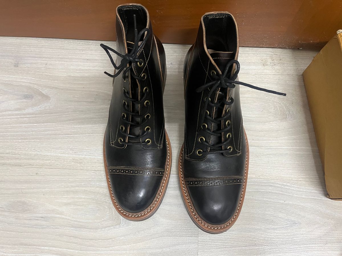 Photo by AcapRoseknight on October 1, 2022 of the Onderhoud SVC03 Service Boot in Maryam Toscanello Horsebutt Overdyed Black.