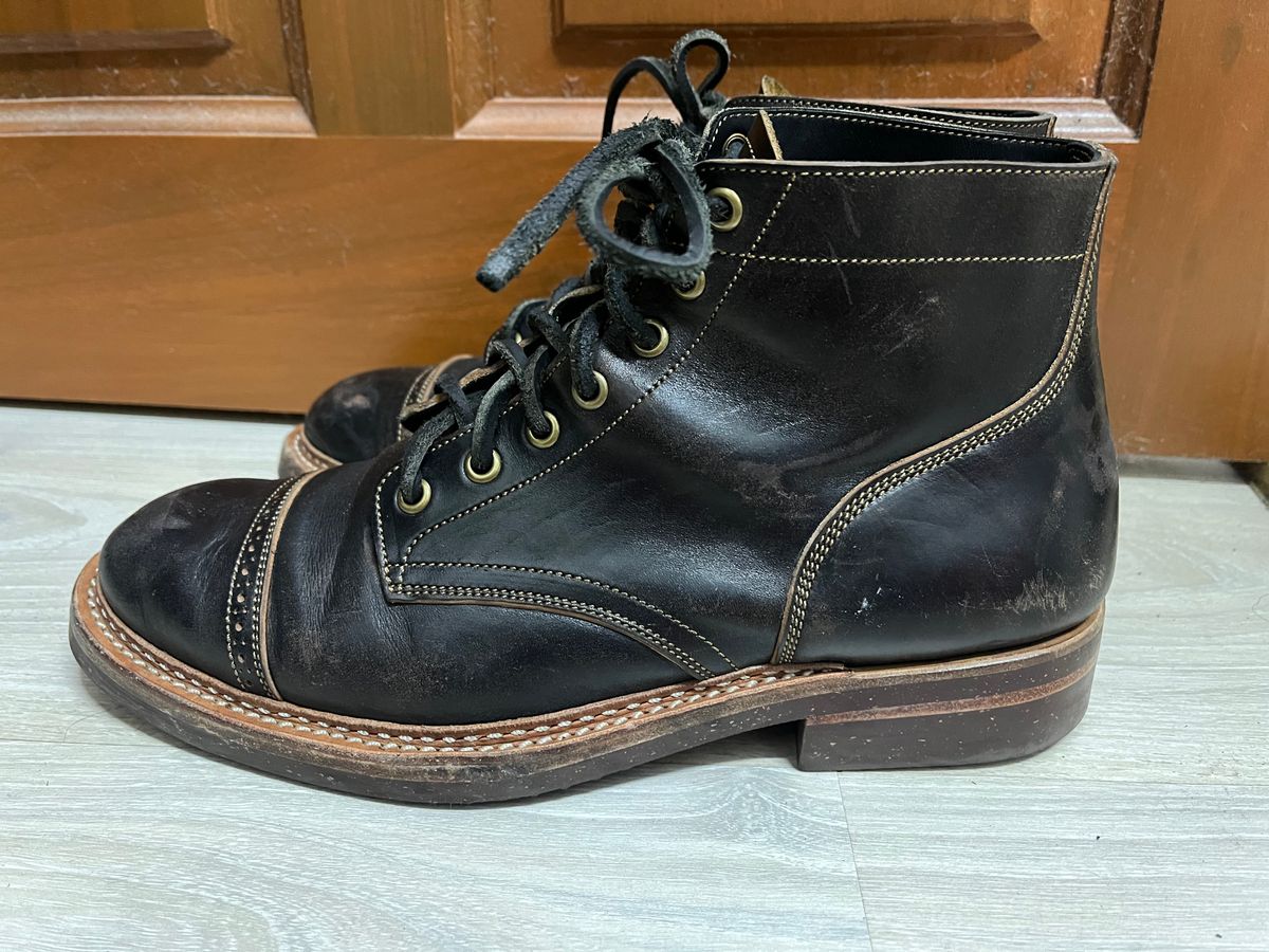 Photo by AcapRoseknight on November 3, 2022 of the Onderhoud SVC03 Service Boot in Maryam Toscanello Horsebutt Overdyed Black.