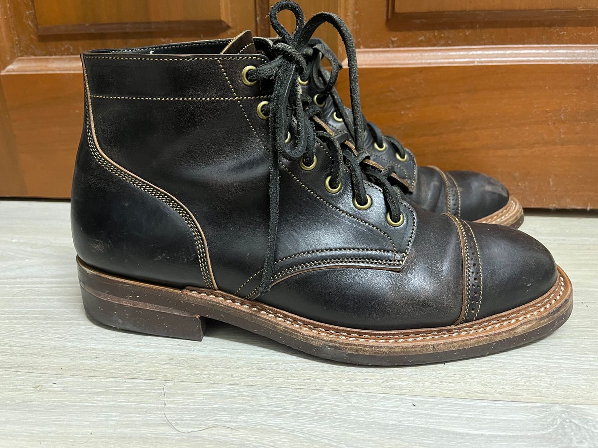Photo by AcapRoseknight on November 3, 2022 of the Onderhoud SVC03 Service Boot in Maryam Toscanello Horsebutt Overdyed Black.