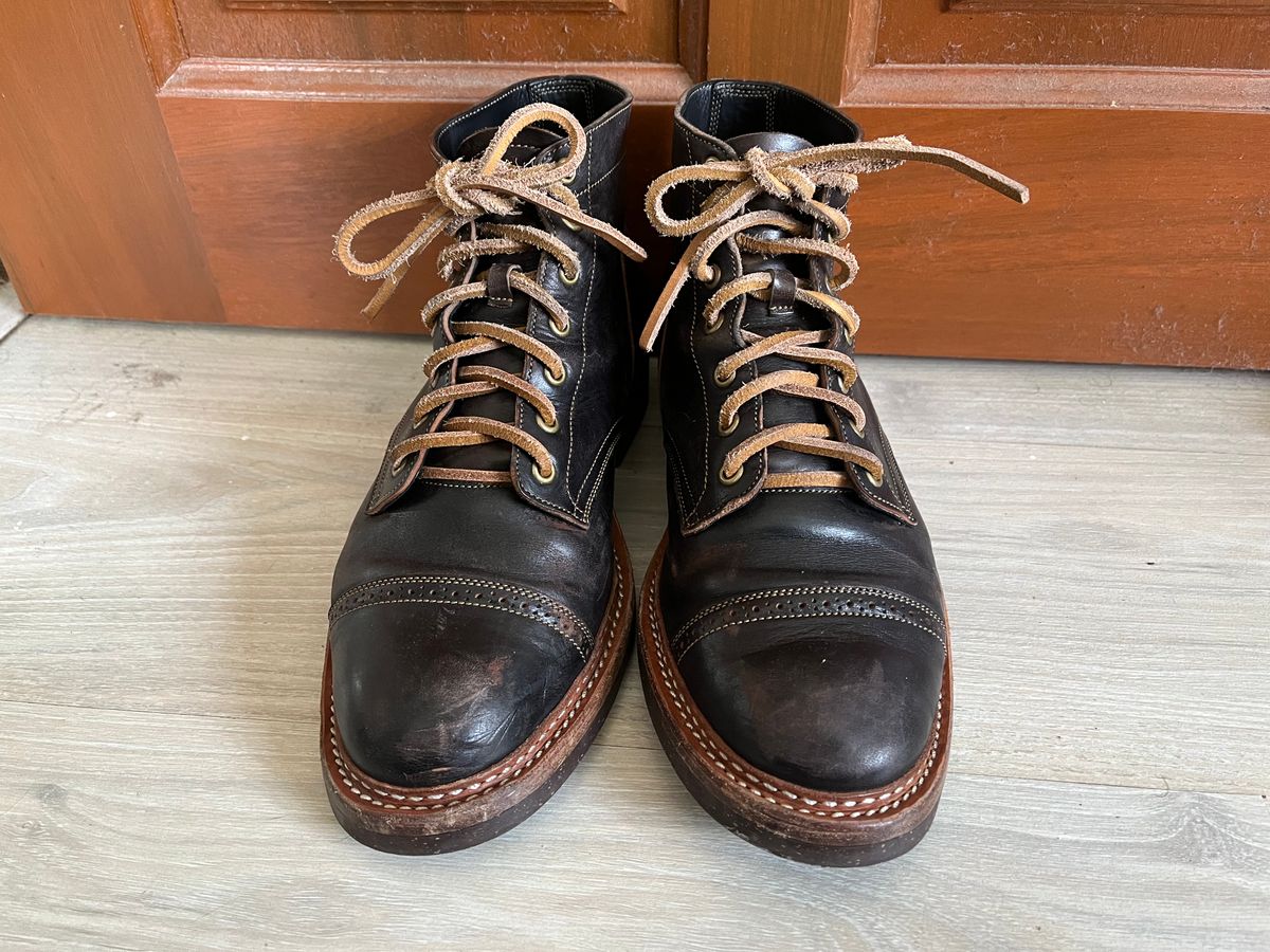 Photo by AcapRoseknight on December 2, 2022 of the Onderhoud SVC03 Service Boot in Maryam Toscanello Horsebutt Overdyed Black.