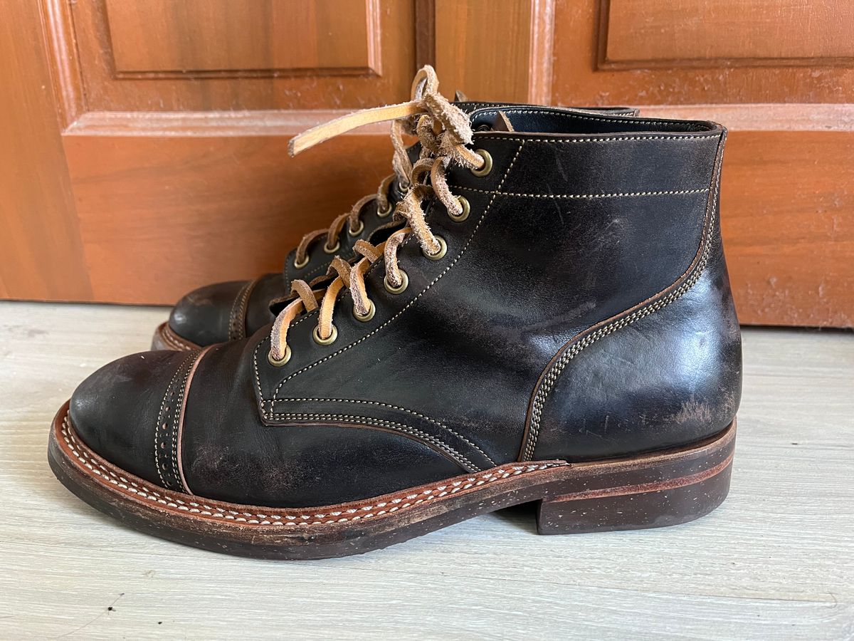 Photo by AcapRoseknight on December 2, 2022 of the Onderhoud SVC03 Service Boot in Maryam Toscanello Horsebutt Overdyed Black.