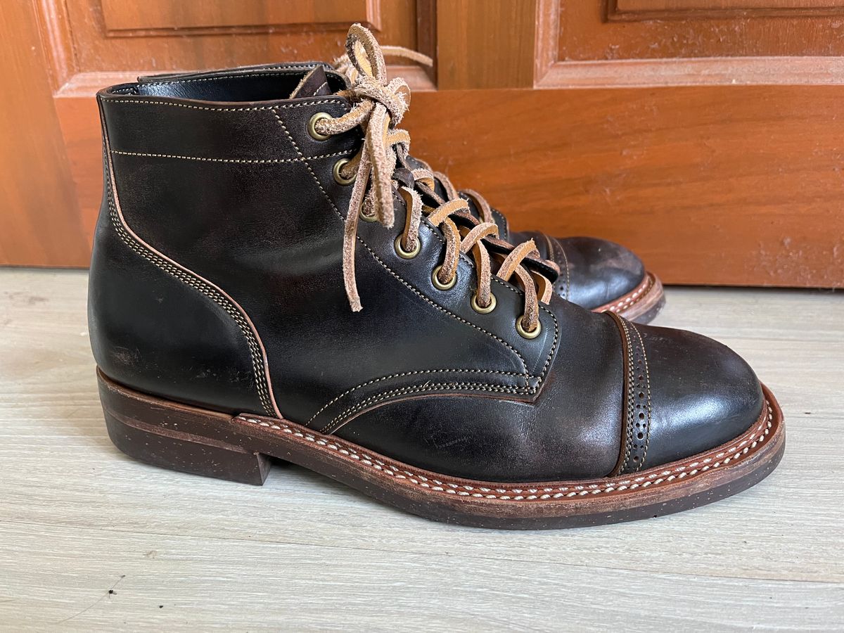Photo by AcapRoseknight on December 2, 2022 of the Onderhoud SVC03 Service Boot in Maryam Toscanello Horsebutt Overdyed Black.
