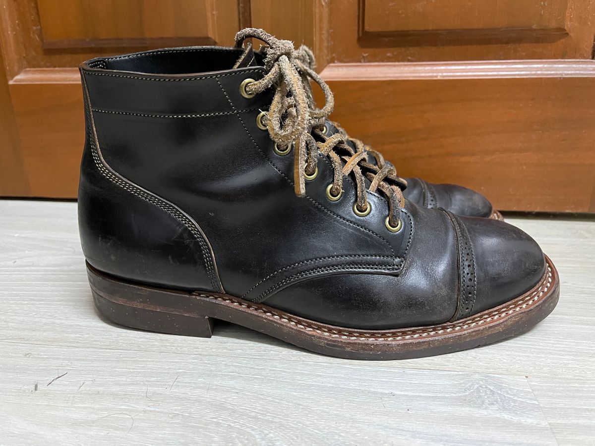 Photo by AcapRoseknight on January 4, 2023 of the Onderhoud SVC03 Service Boot in Maryam Toscanello Horsebutt Overdyed Black.