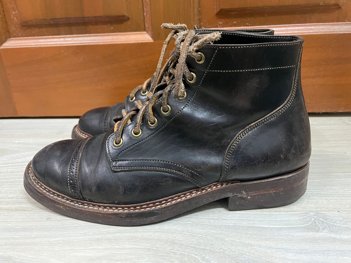 Photo by AcapRoseknight on February 2, 2023 of the Onderhoud SVC03 Service Boot in Maryam Toscanello Horsebutt Overdyed Black.