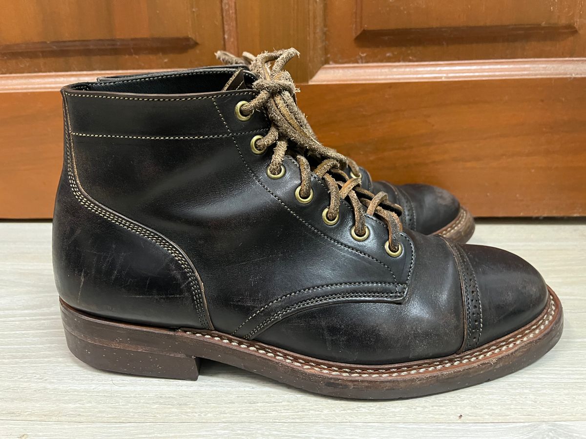 Photo by AcapRoseknight on February 2, 2023 of the Onderhoud SVC03 Service Boot in Maryam Toscanello Horsebutt Overdyed Black.