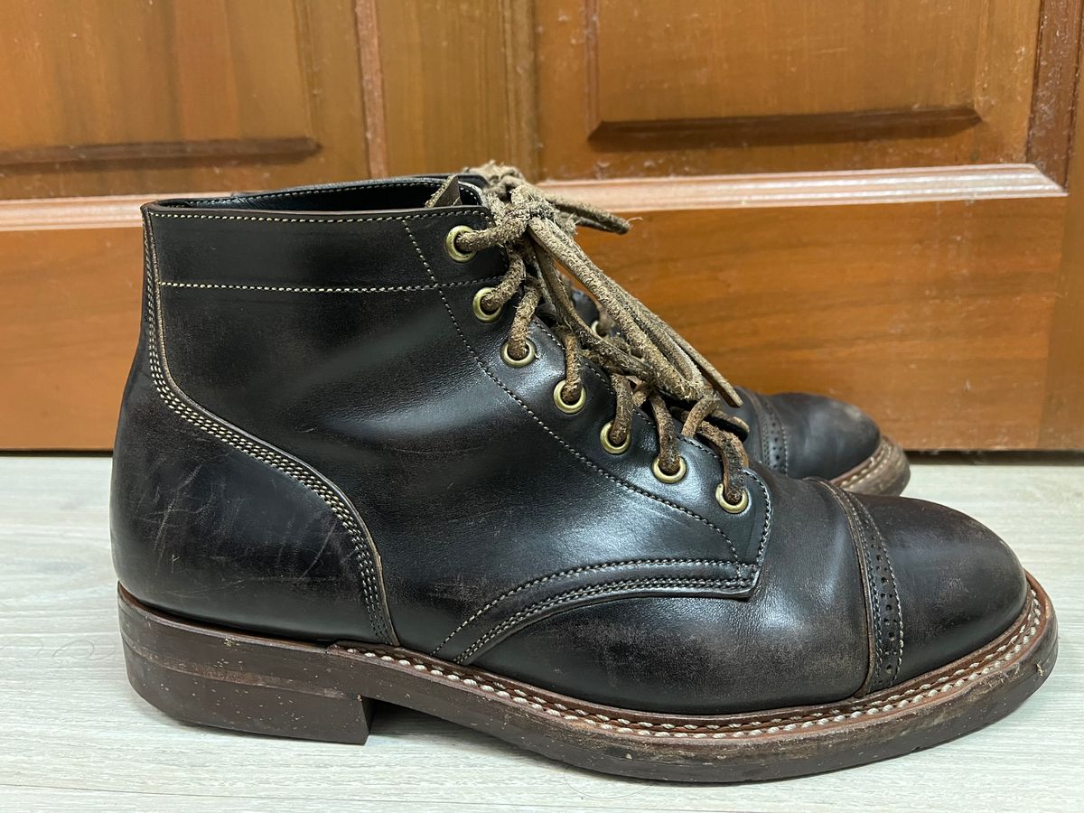 Photo by AcapRoseknight on March 4, 2023 of the Onderhoud SVC03 Service Boot in Maryam Toscanello Horsebutt Overdyed Black.