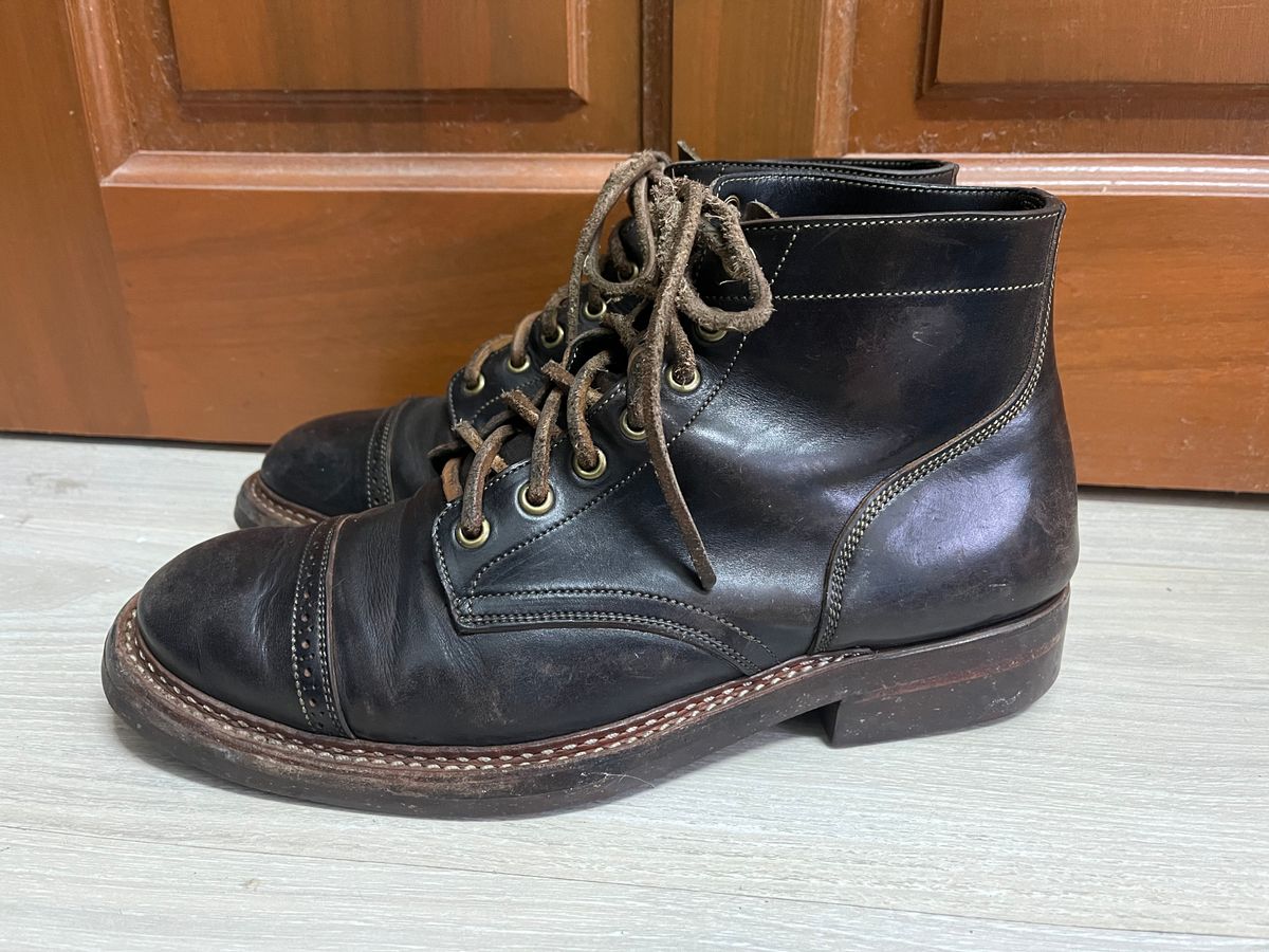 Photo by AcapRoseknight on April 3, 2023 of the Onderhoud SVC03 Service Boot in Maryam Toscanello Horsebutt Overdyed Black.