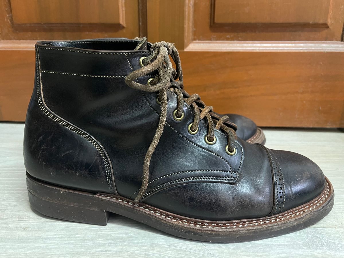 Photo by AcapRoseknight on April 3, 2023 of the Onderhoud SVC03 Service Boot in Maryam Toscanello Horsebutt Overdyed Black.