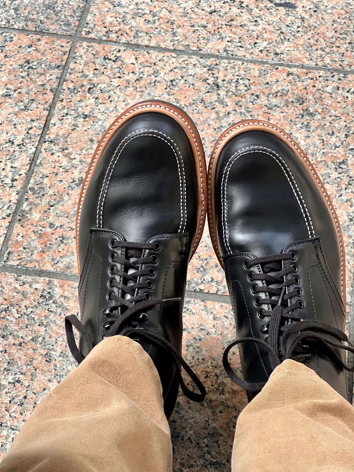 Photo by photog_raffi on October 2, 2023 of the Alden Indy Boot in Horween Black Chromexcel.