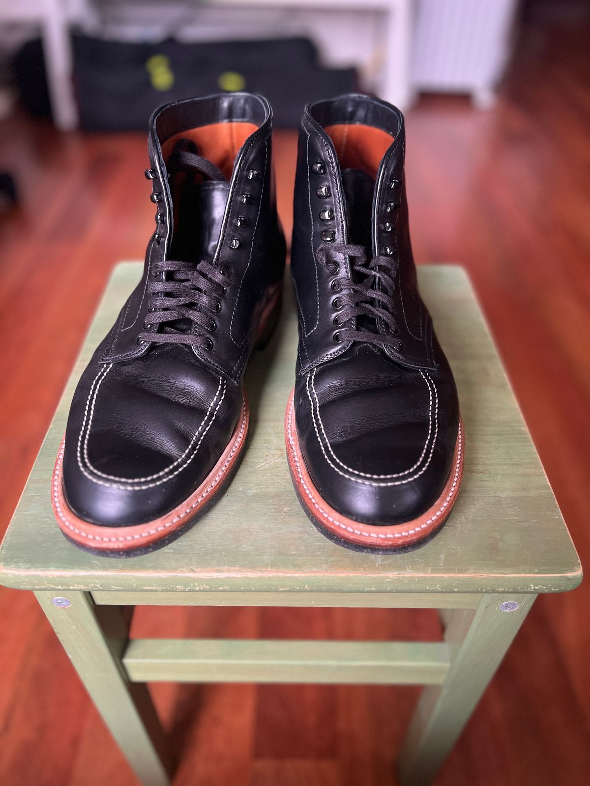 Photo by photog_raffi on October 2, 2023 of the Alden Indy Boot in Horween Black Chromexcel.