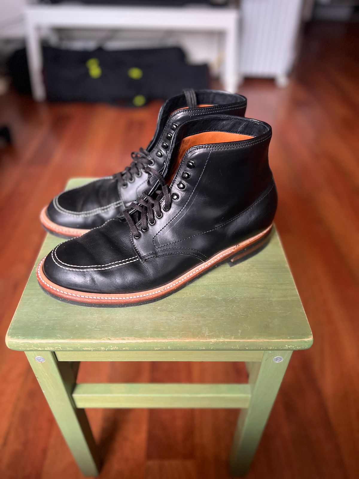 Photo by photog_raffi on October 2, 2023 of the Alden Indy Boot in Horween Black Chromexcel.