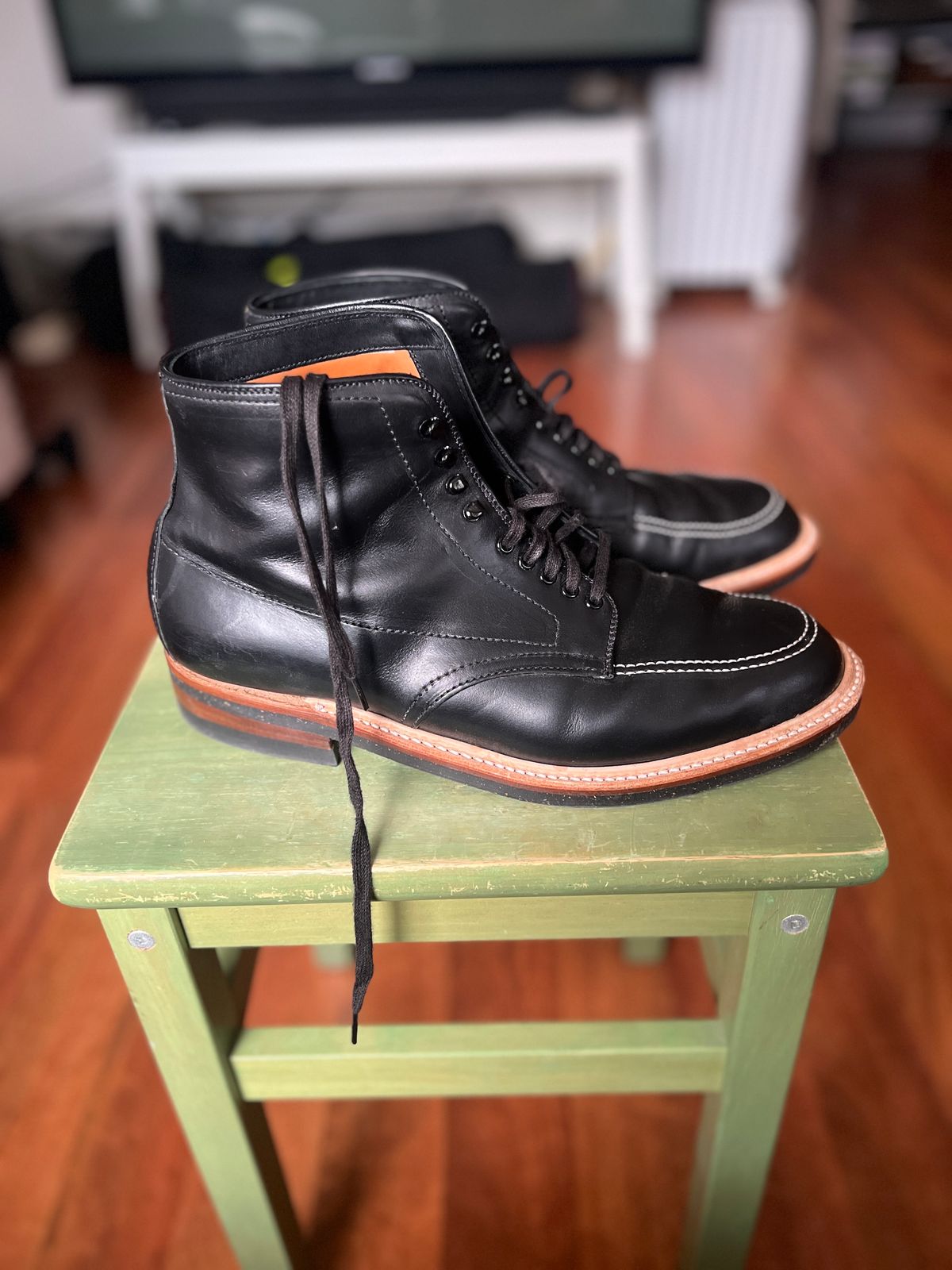 Photo by photog_raffi on October 2, 2023 of the Alden Indy Boot in Horween Black Chromexcel.