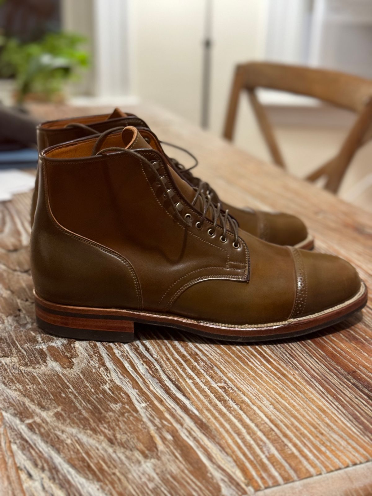 Photo by catchyname on October 12, 2023 of the Viberg Service Boot BCT in Horween Calvados Shell Cordovan.