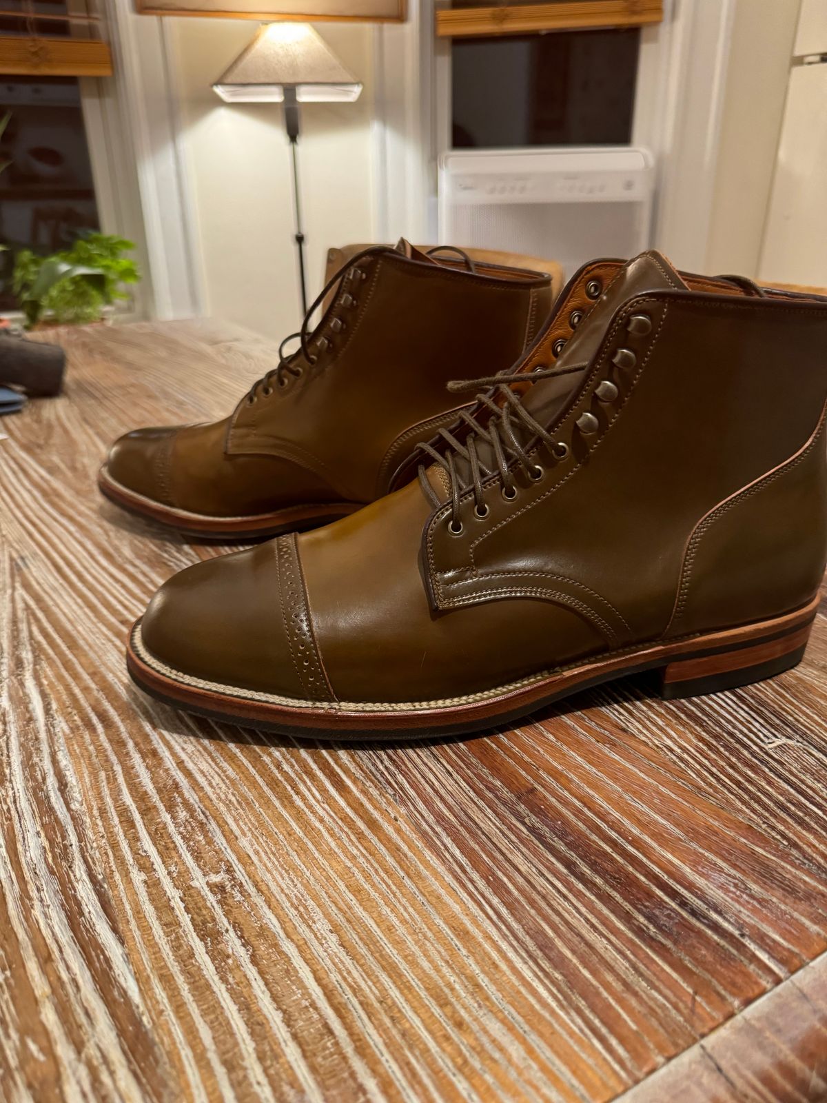 Photo by catchyname on October 12, 2023 of the Viberg Service Boot BCT in Horween Calvados Shell Cordovan.