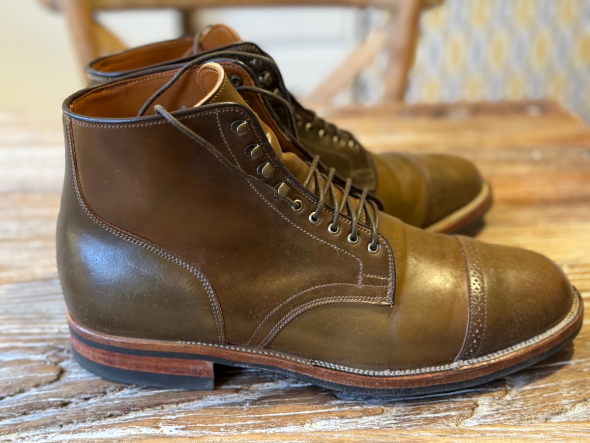 Photo by catchyname on November 1, 2023 of the Viberg Service Boot BCT in Horween Calvados Shell Cordovan.
