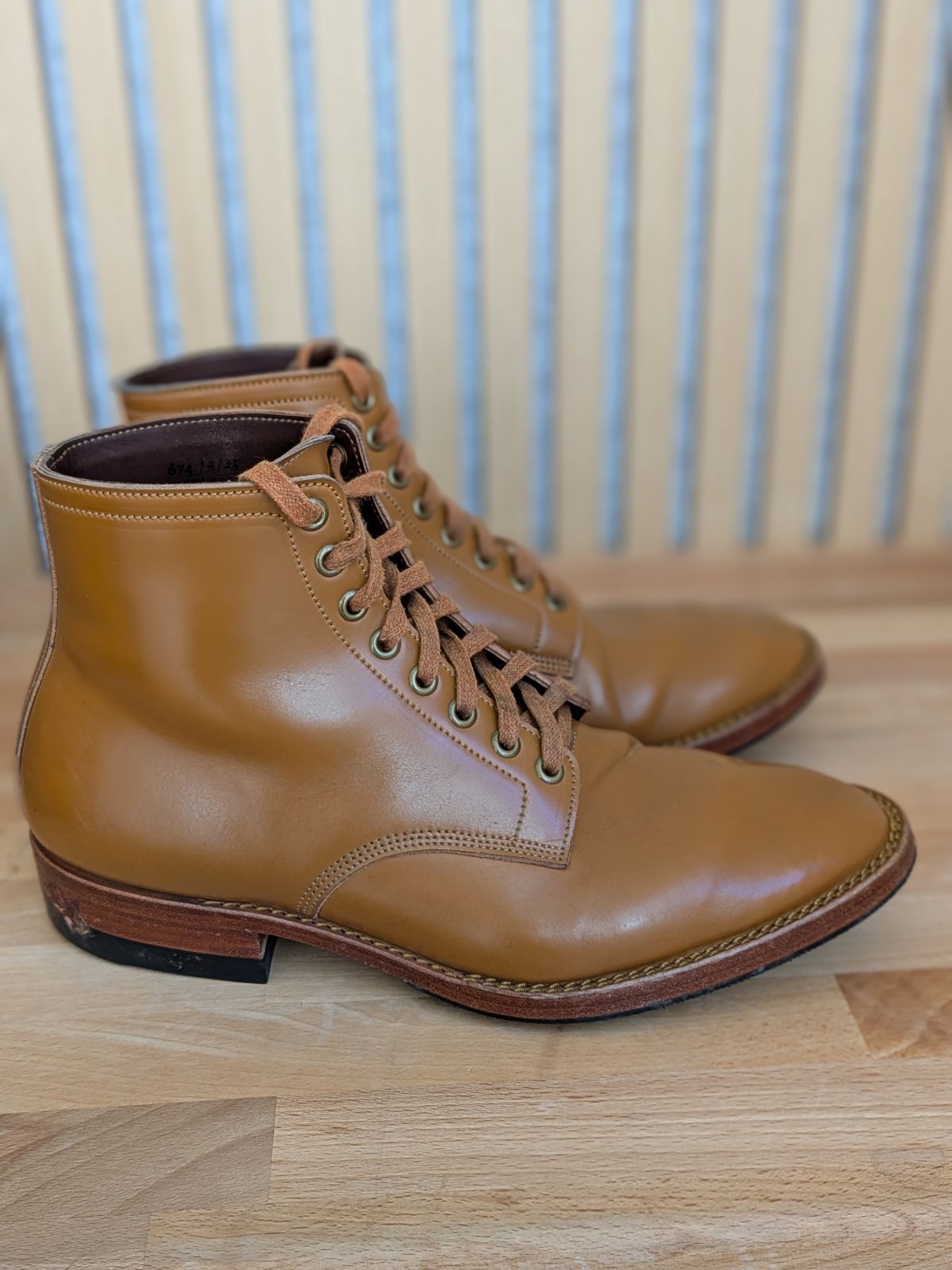 Photo by catchyname on November 1, 2025 of the Onderhoud LVL01 Derby Boot in Maryam Unglazed Shell natural.