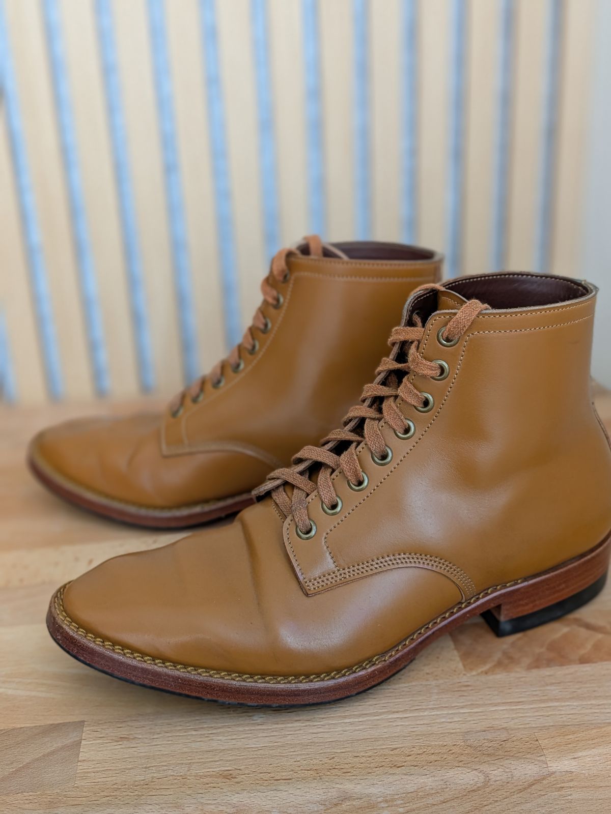 Photo by catchyname on November 1, 2025 of the Onderhoud LVL01 Derby Boot in Maryam Unglazed Shell natural.