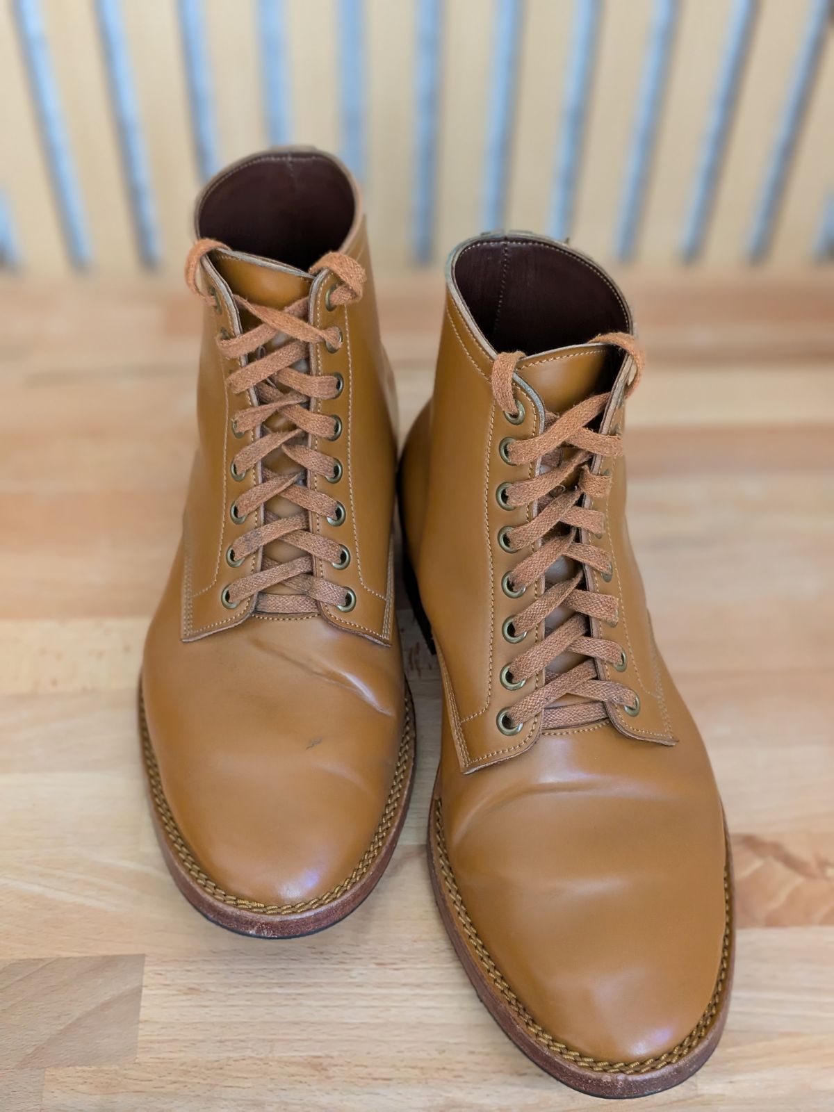 Photo by catchyname on November 1, 2025 of the Onderhoud LVL01 Derby Boot in Maryam Unglazed Shell natural.