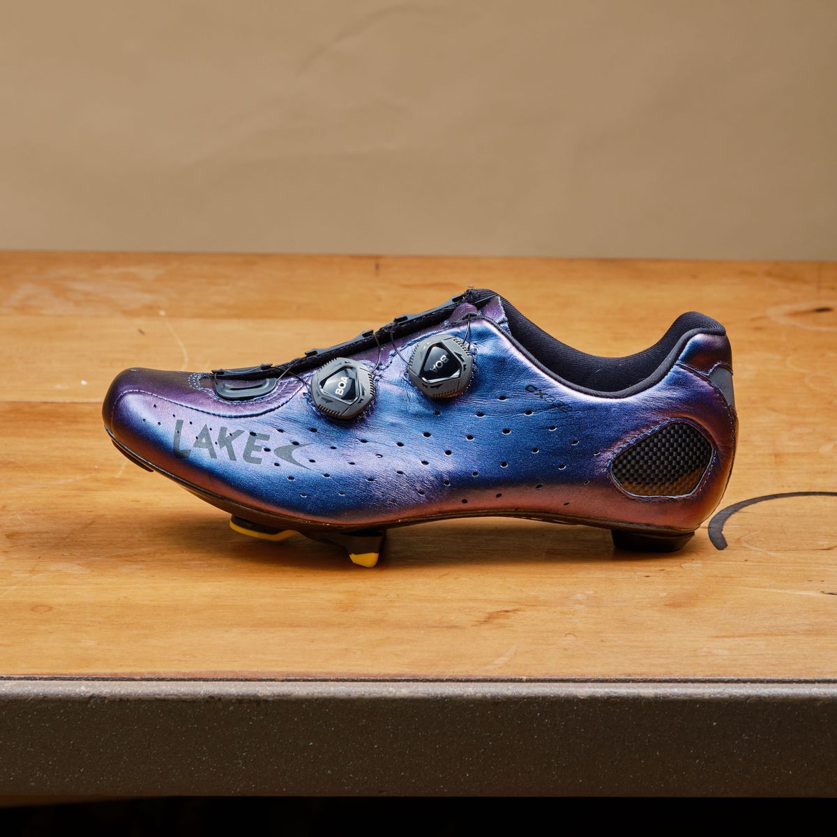 Photo by cliff.bar.nett on July 11, 2024 of the Lake CX332 in Klite Kangaroo Chameleon Blue.
