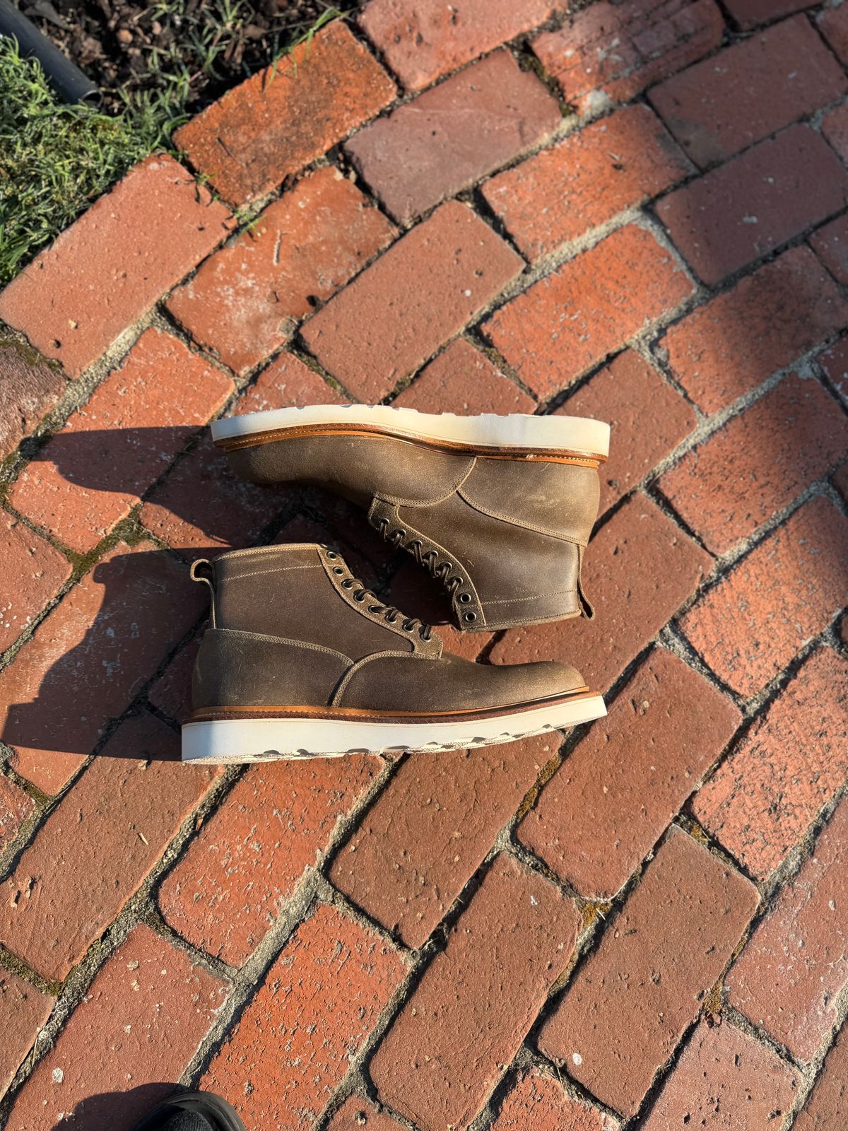 Photo by Armmmmm on October 1, 2024 of the Viberg Scout Boot in C.F. Stead Nature Waxy Commander.