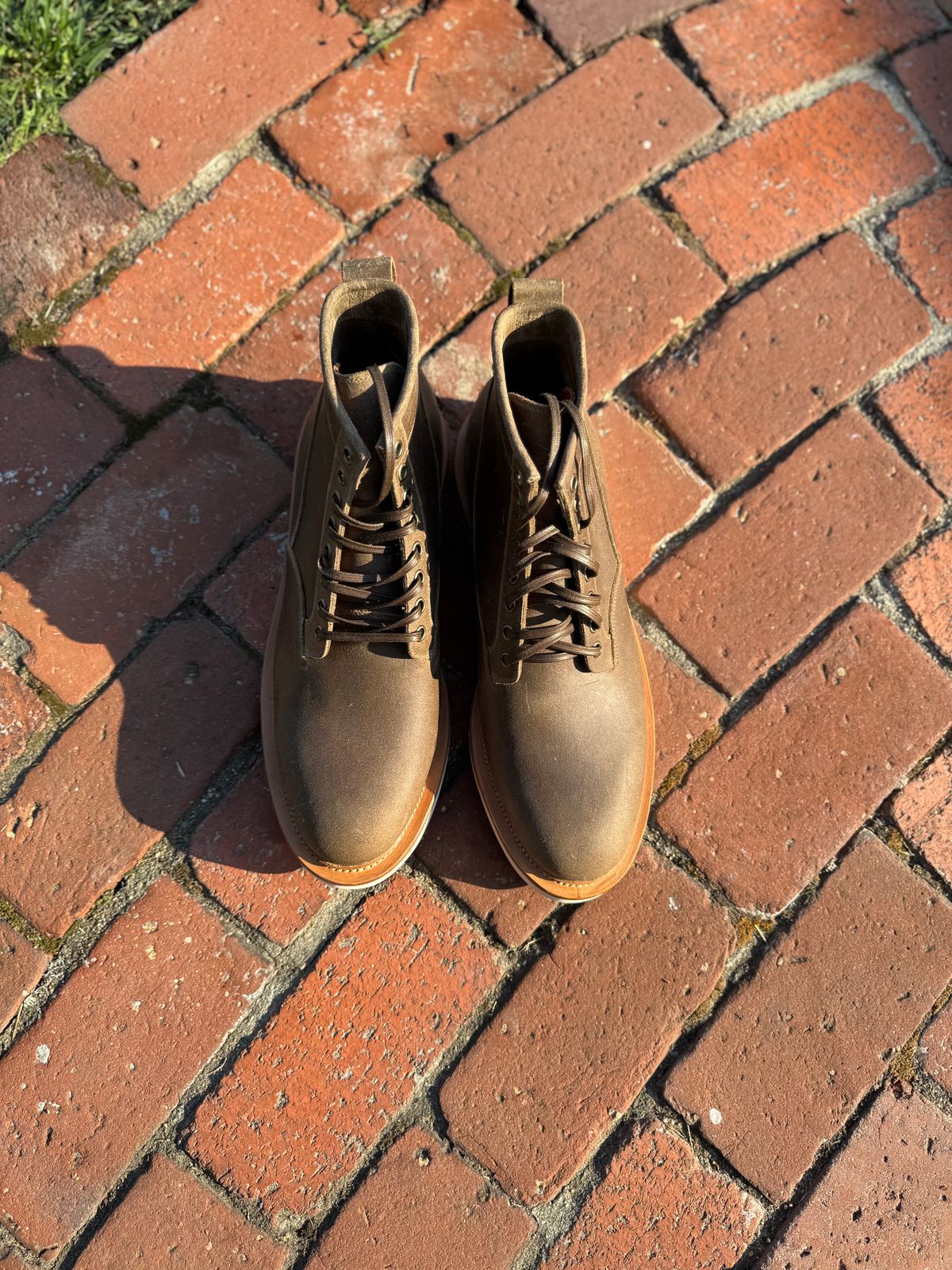 Photo by Armmmmm on October 1, 2024 of the Viberg Scout Boot in C.F. Stead Nature Waxy Commander.