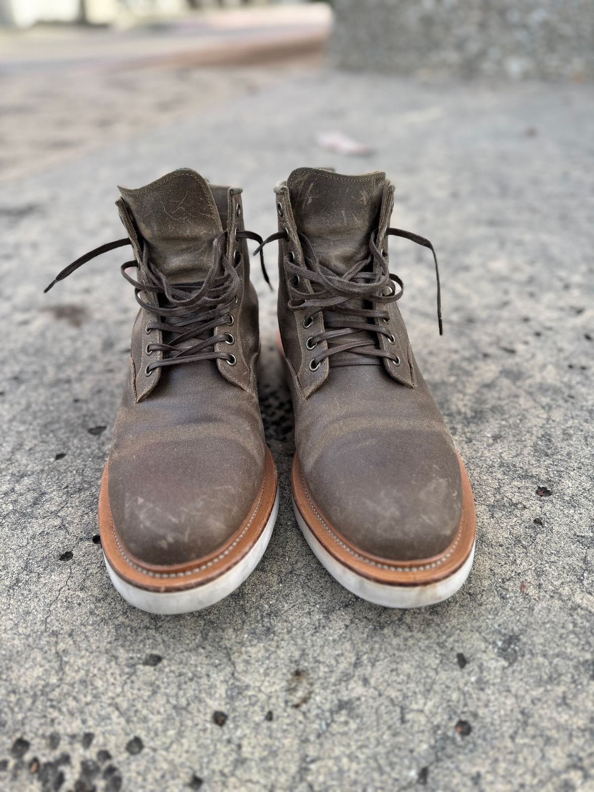 Photo by Armmmmm on November 5, 2024 of the Viberg Scout Boot in C.F. Stead Nature Waxy Commander.
