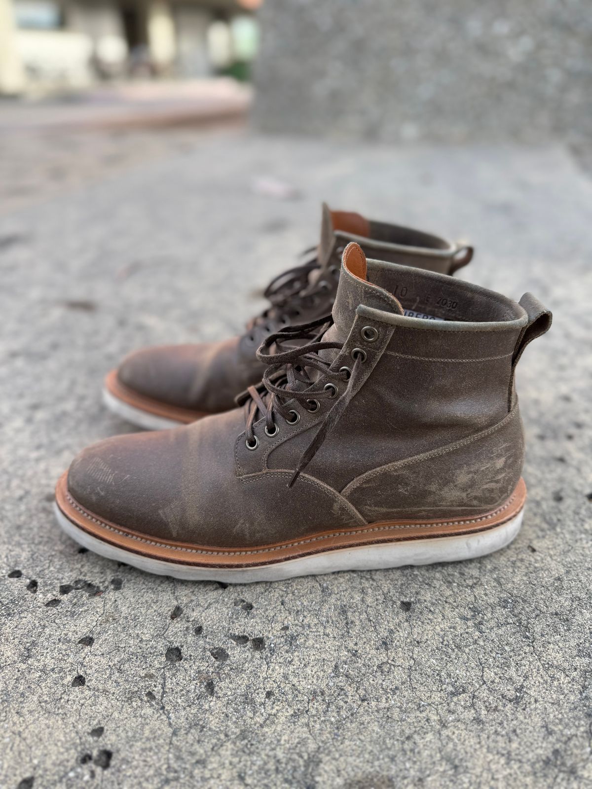 Photo by Armmmmm on November 5, 2024 of the Viberg Scout Boot in C.F. Stead Nature Waxy Commander.