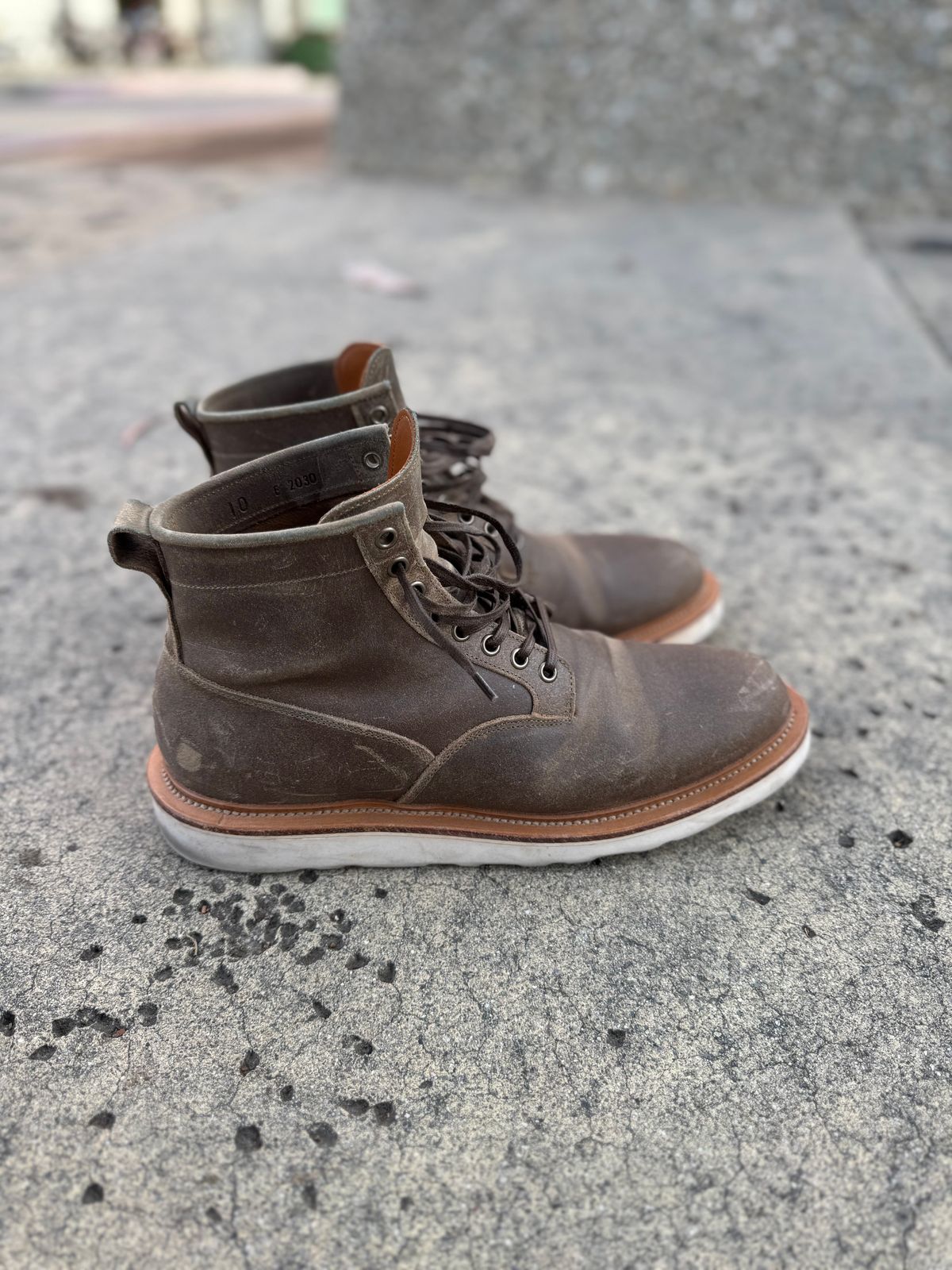 Photo by Armmmmm on November 5, 2024 of the Viberg Scout Boot in C.F. Stead Nature Waxy Commander.