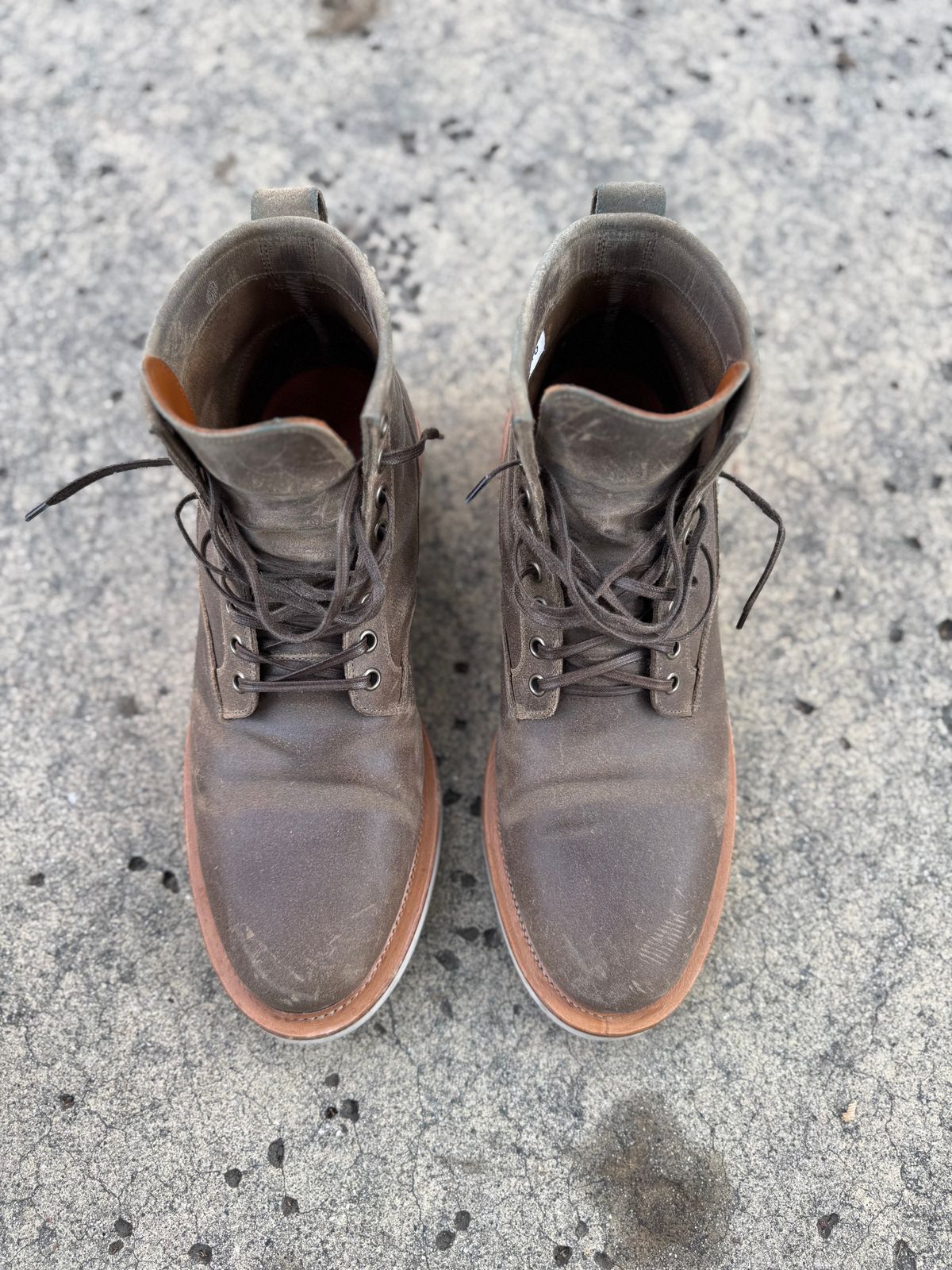 Photo by Armmmmm on November 5, 2024 of the Viberg Scout Boot in C.F. Stead Nature Waxy Commander.