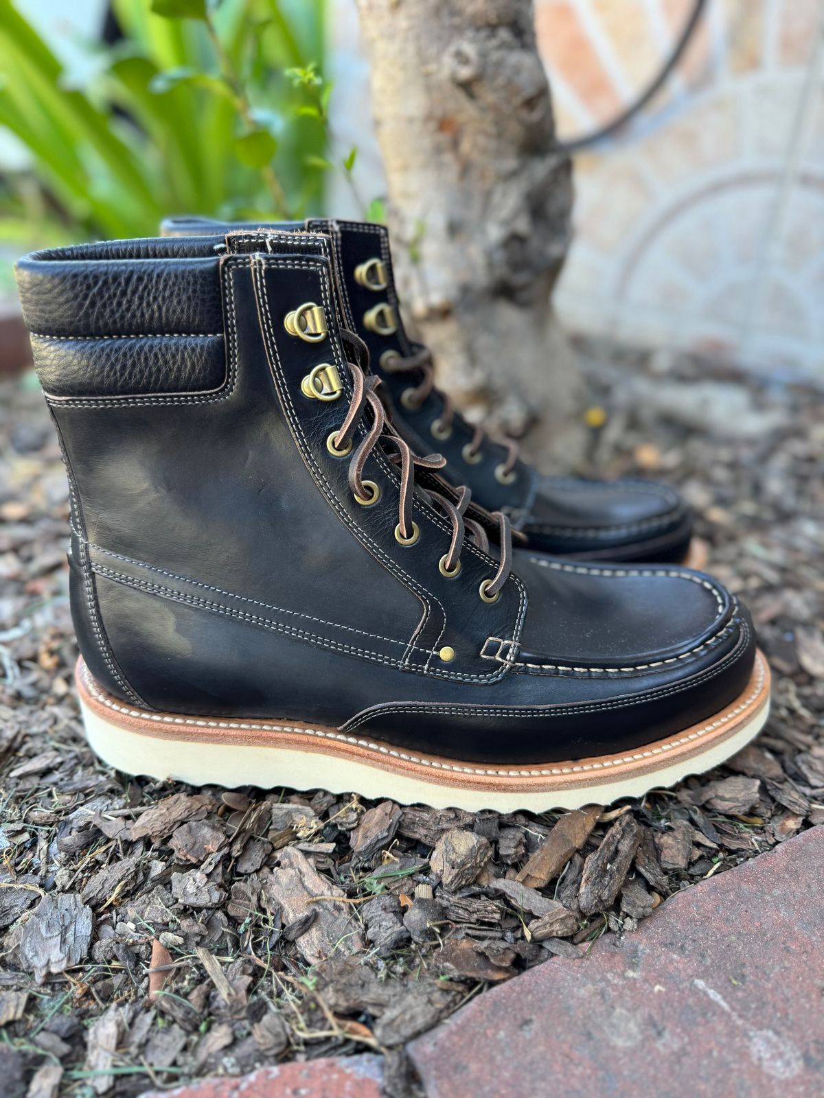 Photo by Armmmmm on October 5, 2025 of the Grant Stone Field Boot in Horween Black Chromexcel.
