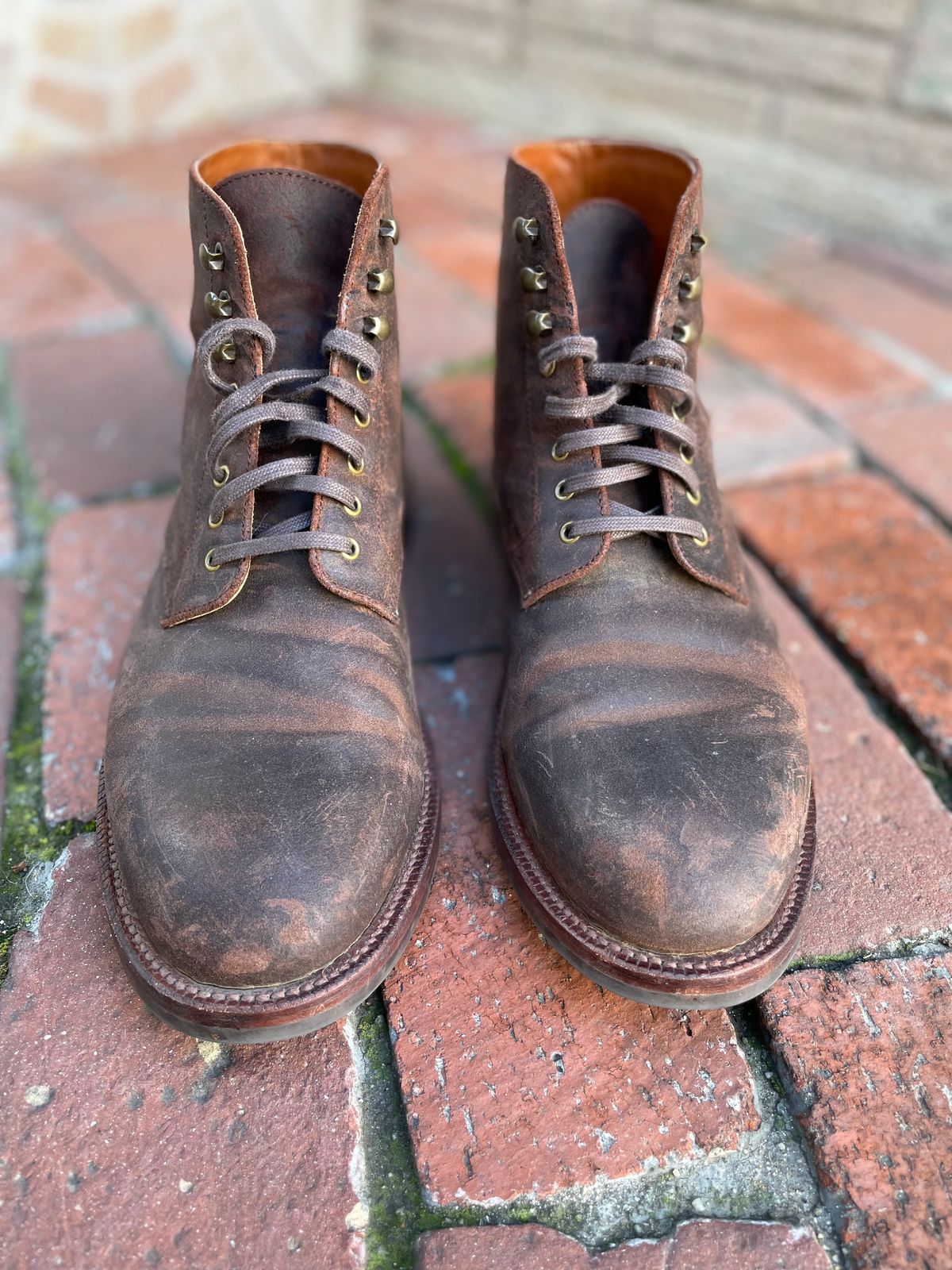 Photo by Armmmmm on December 5, 2022 of the Grant Stone Edward Boot in C.F. Stead Tobacco Waxy Commander Suede.