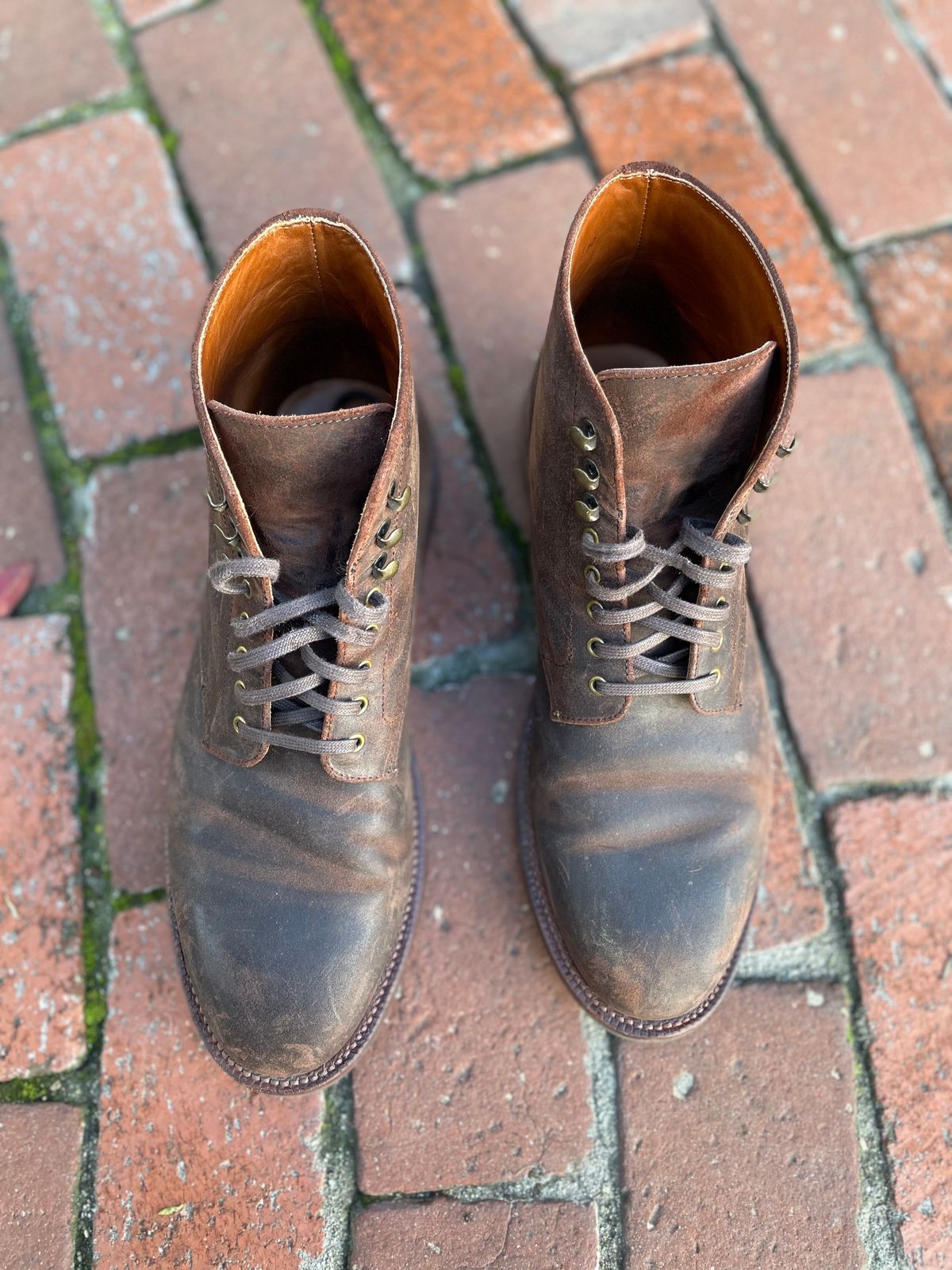 Photo by Armmmmm on December 5, 2022 of the Grant Stone Edward Boot in C.F. Stead Tobacco Waxy Commander Suede.