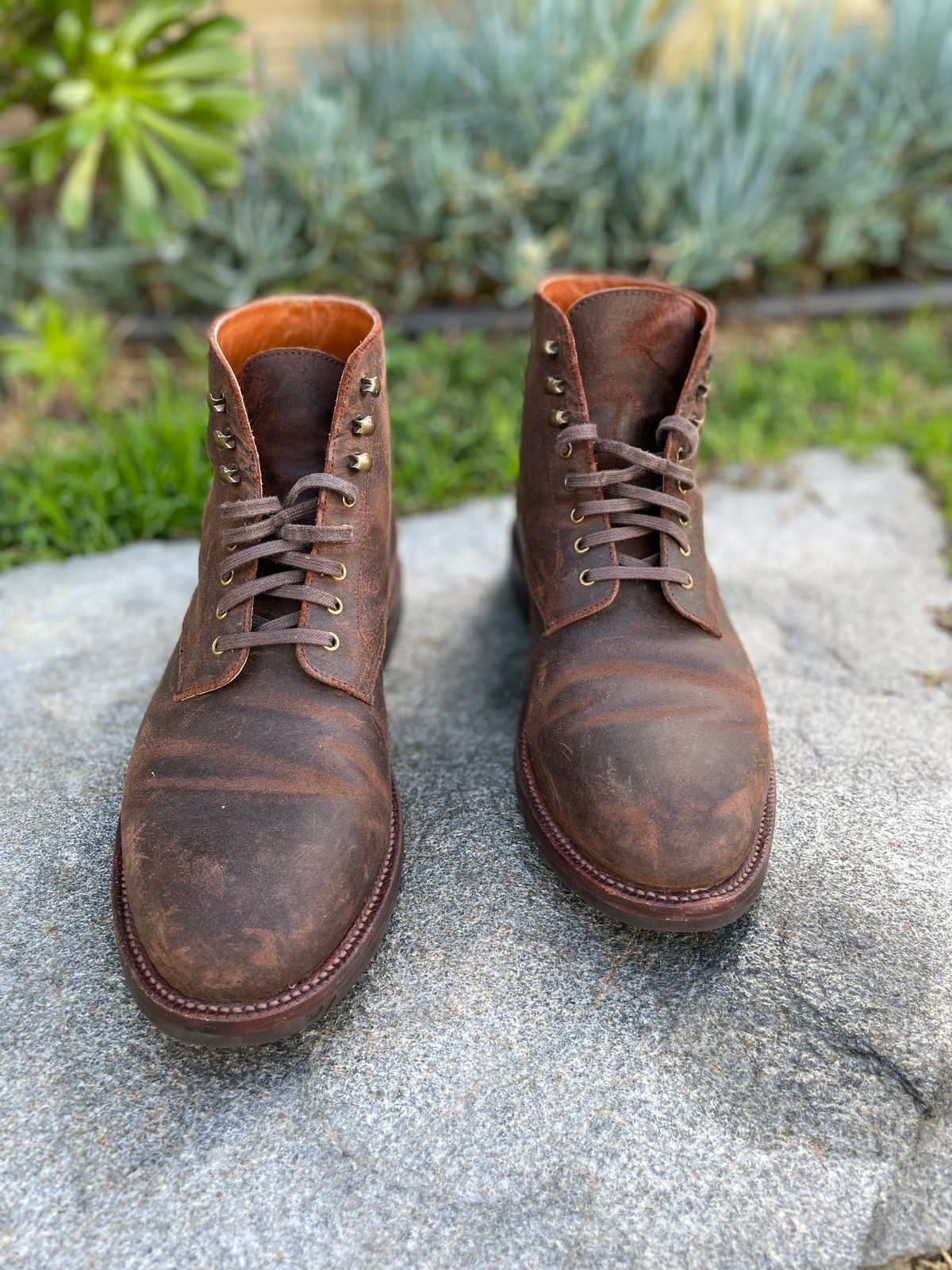 Photo by Armmmmm on January 5, 2023 of the Grant Stone Edward Boot in C.F. Stead Tobacco Waxy Commander Suede.