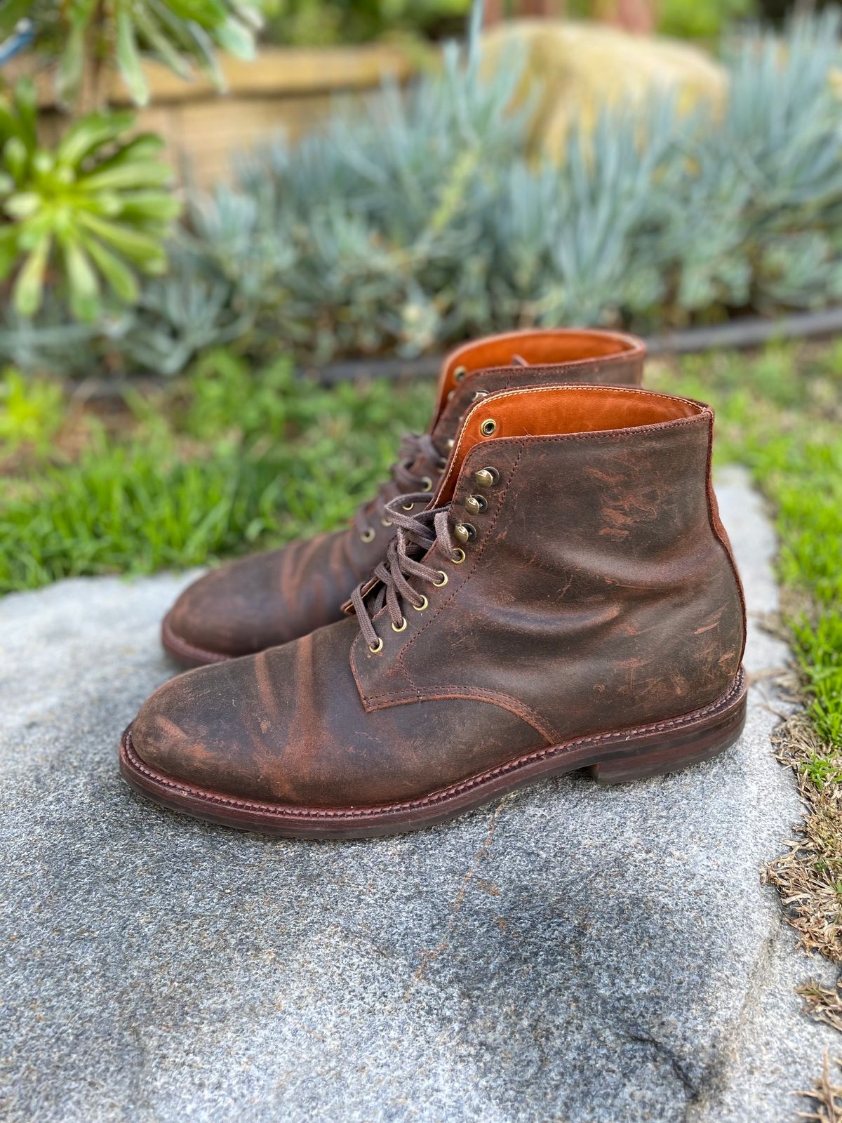 Photo by Armmmmm on January 5, 2023 of the Grant Stone Edward Boot in C.F. Stead Tobacco Waxy Commander Suede.