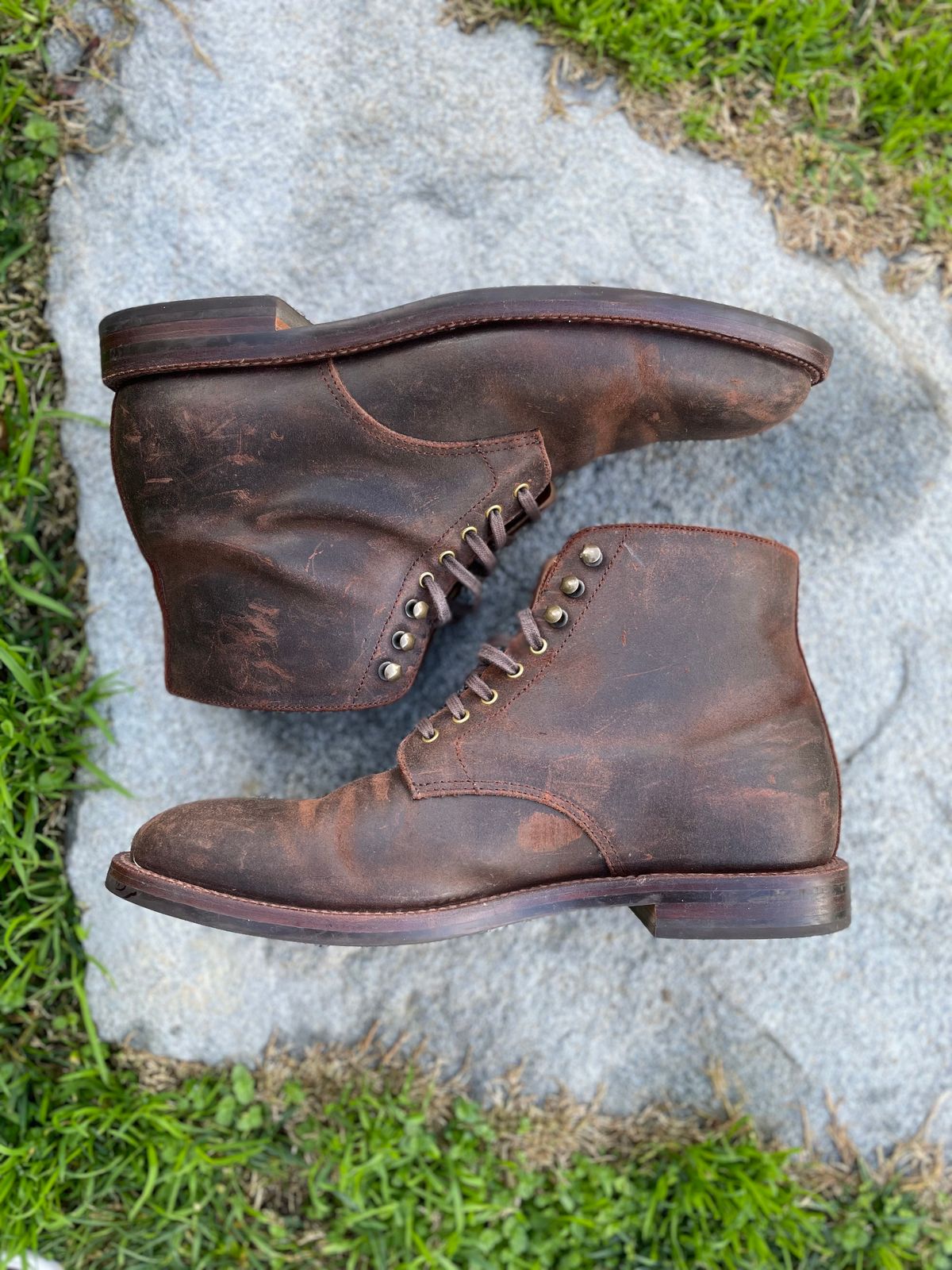 Photo by Armmmmm on January 5, 2023 of the Grant Stone Edward Boot in C.F. Stead Tobacco Waxy Commander Suede.