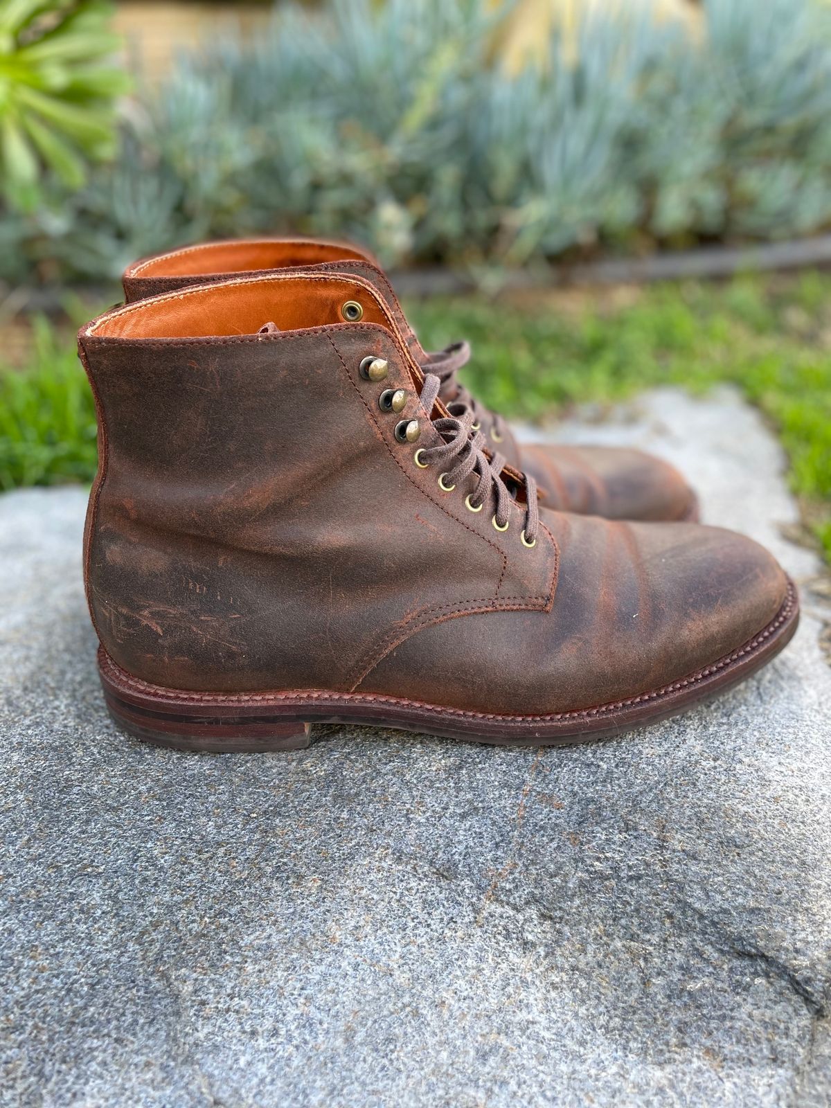 Photo by Armmmmm on January 5, 2023 of the Grant Stone Edward Boot in C.F. Stead Tobacco Waxy Commander Suede.