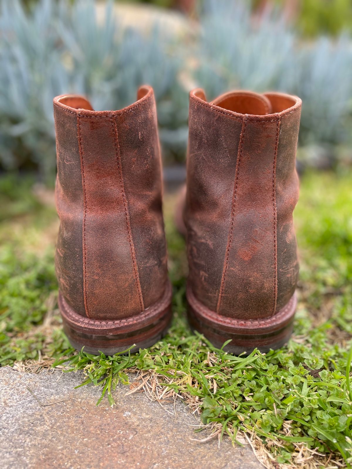 Photo by Armmmmm on February 5, 2023 of the Grant Stone Edward Boot in C.F. Stead Tobacco Waxy Commander Suede.
