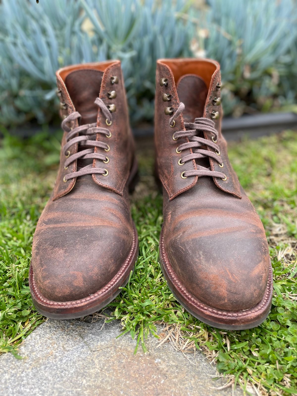 Photo by Armmmmm on February 5, 2023 of the Grant Stone Edward Boot in C.F. Stead Tobacco Waxy Commander Suede.