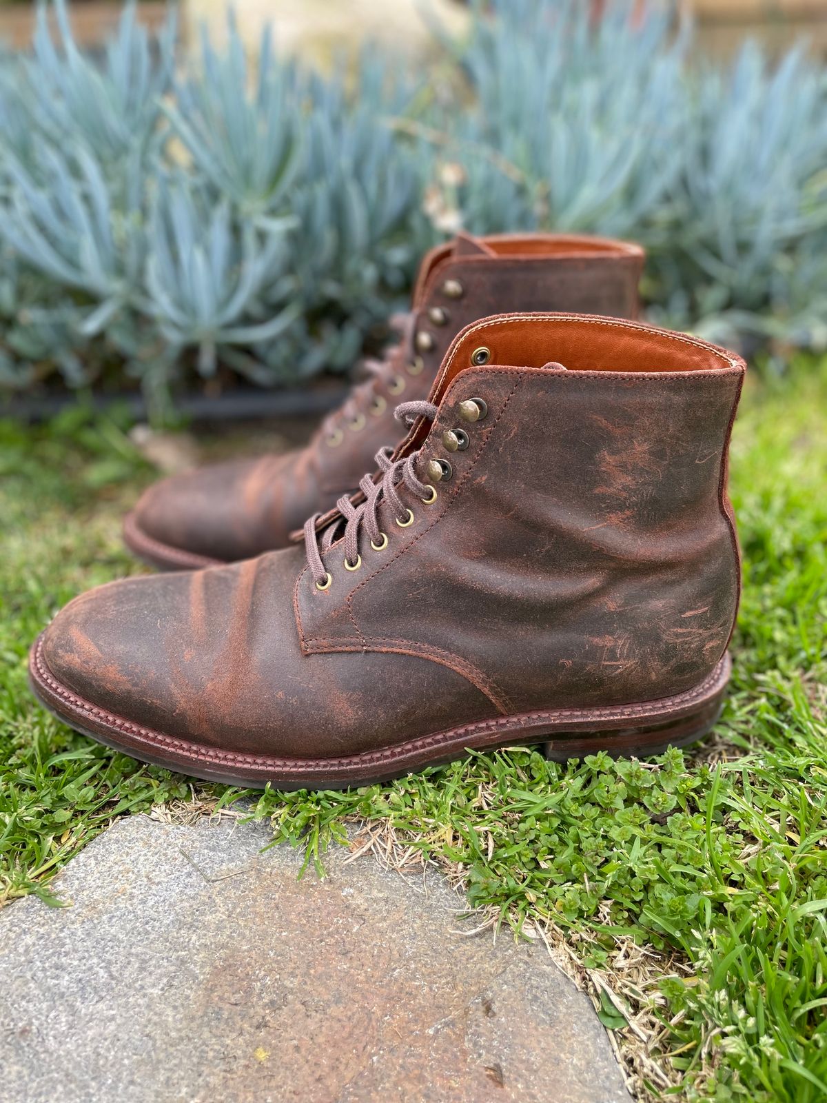 Photo by Armmmmm on February 5, 2023 of the Grant Stone Edward Boot in C.F. Stead Tobacco Waxy Commander Suede.