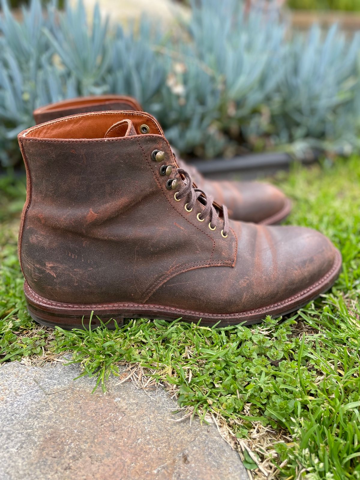 Photo by Armmmmm on February 5, 2023 of the Grant Stone Edward Boot in C.F. Stead Tobacco Waxy Commander Suede.