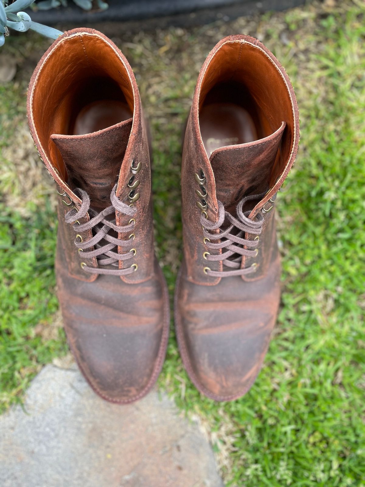 Photo by Armmmmm on February 5, 2023 of the Grant Stone Edward Boot in C.F. Stead Tobacco Waxy Commander Suede.