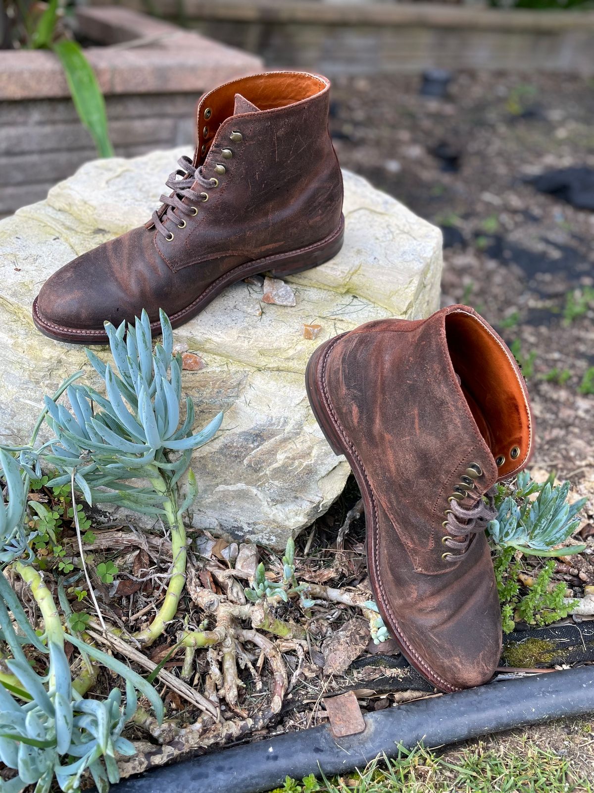 Photo by Armmmmm on April 5, 2023 of the Grant Stone Edward Boot in C.F. Stead Tobacco Waxy Commander Suede.