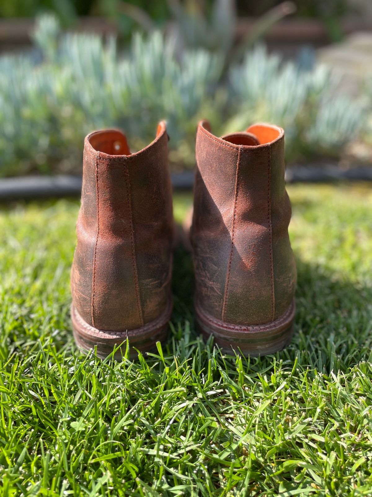 Photo by Armmmmm on April 5, 2023 of the Grant Stone Edward Boot in C.F. Stead Tobacco Waxy Commander Suede.