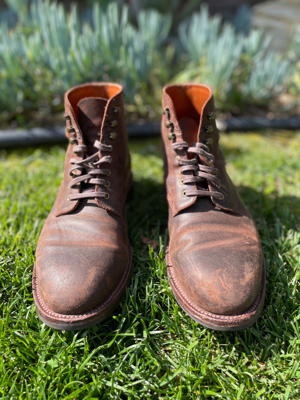 Photo by Armmmmm on April 5, 2023 of the Grant Stone Edward Boot in C.F. Stead Tobacco Waxy Commander Suede.